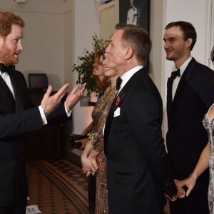 Le prince Harry à l'aise devant Daniel Craig, sa femme Rachel Weisz et sa James Bond girl Léa Seydoux ! La duchesse Catherine de Cambridge, habillée d'une robe Jenny Packham, le prince William et le prince Harry assistaient le 26 octobre 2015 à l'avant-première de Spectre, le nouveau James Bond, en présence de l'équipe du film, notamment Daniel Craig, Léa Seydoux et Monica Bellucci.