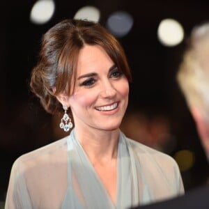 La duchesse Catherine de Cambridge, habillée d'une robe Jenny Packham, le prince William et le prince Harry assistaient le 26 octobre 2015 à l'avant-première de Spectre, le nouveau James Bond, en présence de l'équipe du film, notamment Daniel Craig, Léa Seydoux et Monica Bellucci.