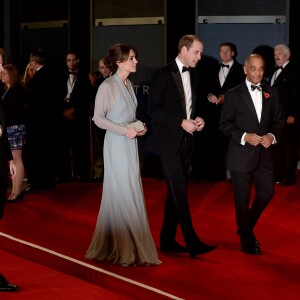 La duchesse Catherine de Cambridge, habillée d'une robe Jenny Packham, le prince William et le prince Harry assistaient le 26 octobre 2015 à l'avant-première de Spectre, le nouveau James Bond, en présence de l'équipe du film, notamment Daniel Craig, Léa Seydoux et Monica Bellucci.