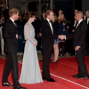 La duchesse Catherine de Cambridge, habillée d'une robe Jenny Packham, le prince William et le prince Harry assistaient le 26 octobre 2015 à l'avant-première de Spectre, le nouveau James Bond, en présence de l'équipe du film, notamment Daniel Craig, Léa Seydoux et Monica Bellucci.