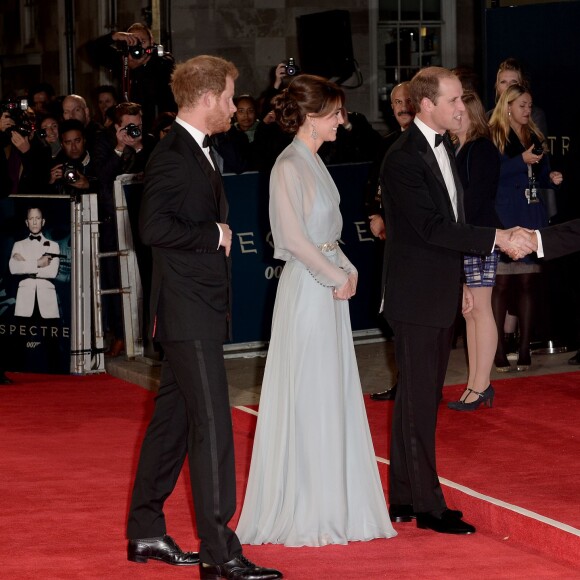 La duchesse Catherine de Cambridge, habillée d'une robe Jenny Packham, le prince William et le prince Harry assistaient le 26 octobre 2015 à l'avant-première de Spectre, le nouveau James Bond, en présence de l'équipe du film, notamment Daniel Craig, Léa Seydoux et Monica Bellucci.