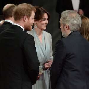 La duchesse Catherine de Cambridge, habillée d'une robe Jenny Packham, le prince William et le prince Harry assistaient le 26 octobre 2015 à l'avant-première de Spectre, le nouveau James Bond, en présence de l'équipe du film, notamment Daniel Craig, Léa Seydoux et Monica Bellucci.