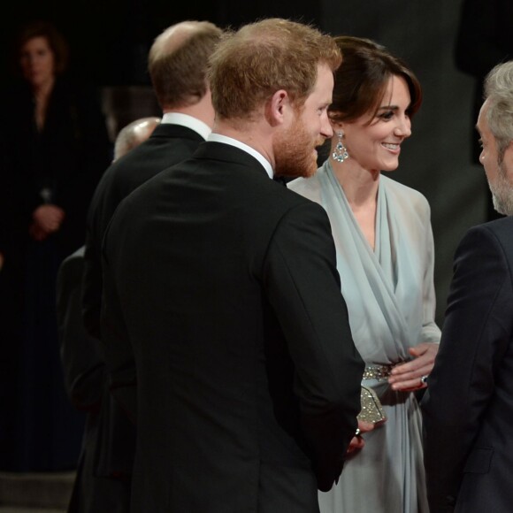 La duchesse Catherine de Cambridge, habillée d'une robe Jenny Packham, le prince William et le prince Harry assistaient le 26 octobre 2015 à l'avant-première de Spectre, le nouveau James Bond, en présence de l'équipe du film, notamment Daniel Craig, Léa Seydoux et Monica Bellucci.