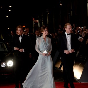 La duchesse Catherine de Cambridge, habillée d'une robe Jenny Packham, le prince William et le prince Harry assistaient le 26 octobre 2015 à l'avant-première de Spectre, le nouveau James Bond, en présence de l'équipe du film, notamment Daniel Craig, Léa Seydoux et Monica Bellucci.