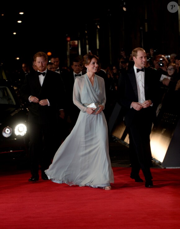 La duchesse Catherine de Cambridge, habillée d'une robe Jenny Packham, le prince William et le prince Harry assistaient le 26 octobre 2015 à l'avant-première de Spectre, le nouveau James Bond, en présence de l'équipe du film, notamment Daniel Craig, Léa Seydoux et Monica Bellucci.