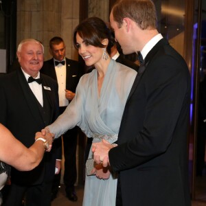 La duchesse Catherine de Cambridge, habillée d'une robe Jenny Packham, le prince William et le prince Harry assistaient le 26 octobre 2015 à l'avant-première de Spectre, le nouveau James Bond, en présence de l'équipe du film, notamment Daniel Craig, Léa Seydoux et Monica Bellucci.