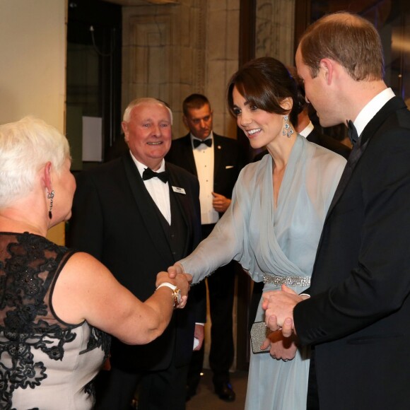 La duchesse Catherine de Cambridge, habillée d'une robe Jenny Packham, le prince William et le prince Harry assistaient le 26 octobre 2015 à l'avant-première de Spectre, le nouveau James Bond, en présence de l'équipe du film, notamment Daniel Craig, Léa Seydoux et Monica Bellucci.