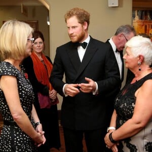 La duchesse Catherine de Cambridge, habillée d'une robe Jenny Packham, le prince William et le prince Harry assistaient le 26 octobre 2015 à l'avant-première de Spectre, le nouveau James Bond, en présence de l'équipe du film, notamment Daniel Craig, Léa Seydoux et Monica Bellucci.