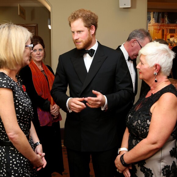 La duchesse Catherine de Cambridge, habillée d'une robe Jenny Packham, le prince William et le prince Harry assistaient le 26 octobre 2015 à l'avant-première de Spectre, le nouveau James Bond, en présence de l'équipe du film, notamment Daniel Craig, Léa Seydoux et Monica Bellucci.