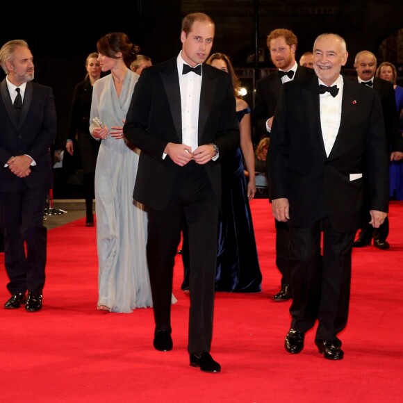 La duchesse Catherine de Cambridge, habillée d'une robe Jenny Packham, le prince William et le prince Harry assistaient le 26 octobre 2015 à l'avant-première de Spectre, le nouveau James Bond, en présence de l'équipe du film, notamment Daniel Craig, Léa Seydoux et Monica Bellucci.