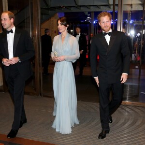 La duchesse Catherine de Cambridge, habillée d'une robe Jenny Packham, le prince William et le prince Harry assistaient le 26 octobre 2015 à l'avant-première de Spectre, le nouveau James Bond, en présence de l'équipe du film, notamment Daniel Craig, Léa Seydoux et Monica Bellucci.