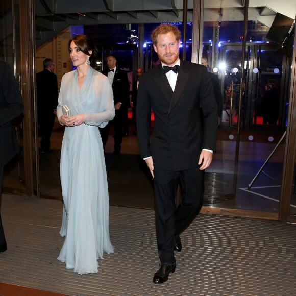 La duchesse Catherine de Cambridge, habillée d'une robe Jenny Packham, le prince William et le prince Harry assistaient le 26 octobre 2015 à l'avant-première de Spectre, le nouveau James Bond, en présence de l'équipe du film, notamment Daniel Craig, Léa Seydoux et Monica Bellucci.
