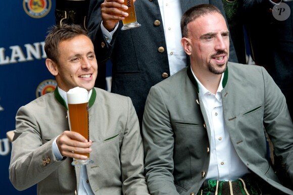 Rafinha et Franck Ribery lors du tournage d'une pub pour une bière locale, à Munich, le 25 août 2015