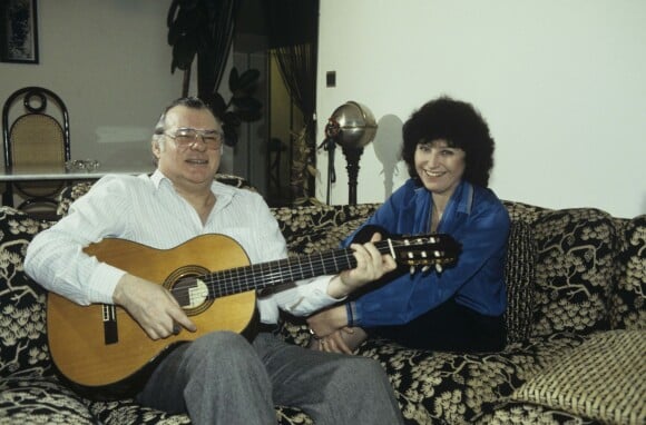 Charles Level chez lui, à Puteaux, avec sa femme le 6 février 1984.