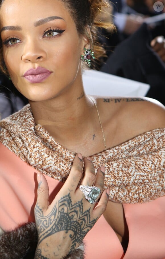 Rihanna - Rihanna au défilé PAP "Christian Dior" printemps / été 2016 à la cour carré du Louvre à Paris le 2 octobre 2015.