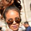 Semi-Exclusif - La chanteuse Rihanna - La chanteuse Rihanna arrive en famille au défilé de mode "Christian Dior", collection prêt-à-porter printemps-été 2016, à la Cour Carrée du Louvre à Paris le 2 Octobre 2015.