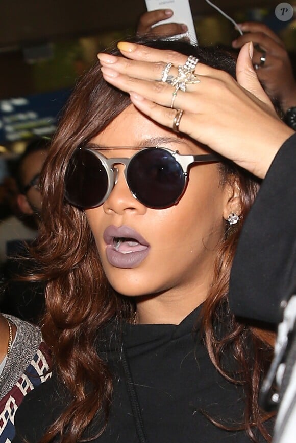 La chanteuse Rihanna arrive à l'aéroport de Roissy le 1er octobre 2015.