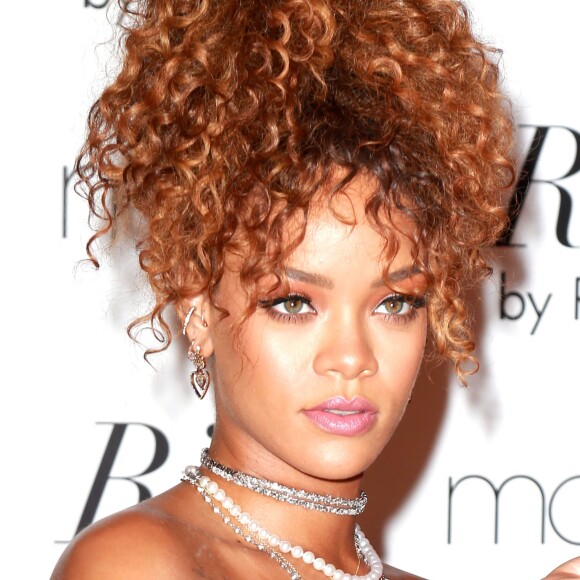 Rihanna lors du lancement du son nouveau parfum "RiRi" dans la boutique Macy's à New York, le 31 août 2015.