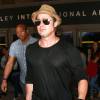 Brad Pitt arrive à l'aéroport de LAX à Los Angeles en provenance de Londres où il a assisté au mariage de Guy Ritchie, le 31 juillet 2015
