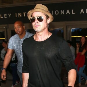 Brad Pitt arrive à l'aéroport de LAX à Los Angeles en provenance de Londres où il a assisté au mariage de Guy Ritchie, le 31 juillet 2015