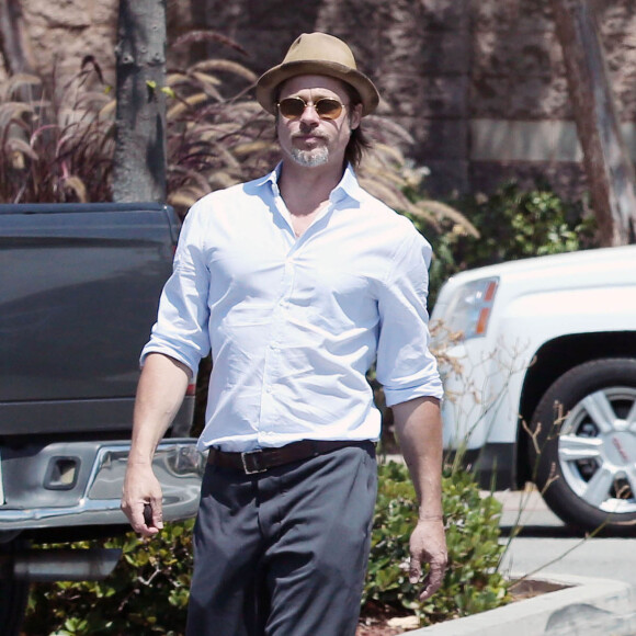 Exclusif - Brad Pitt et Angelina Jolie font du shopping avec leurs enfants Shiloh et Pax à Glendale le 10 juillet 2015