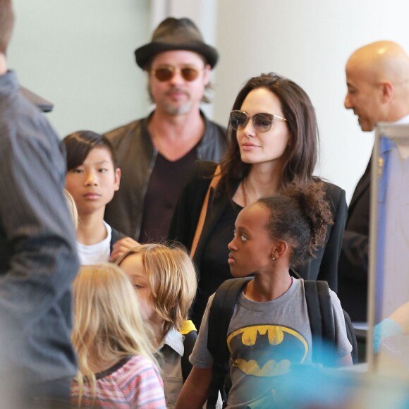 Brad Pitt, sa femme Angelina Jolie et leurs enfants Maddox, Pax, Zahara, Shiloh, Vivienne et Knox prennent l'avion à l'aéroport de Los Angeles pour venir passer quelques jours dans leur propriété de Miraval, le 6 juin 2015.