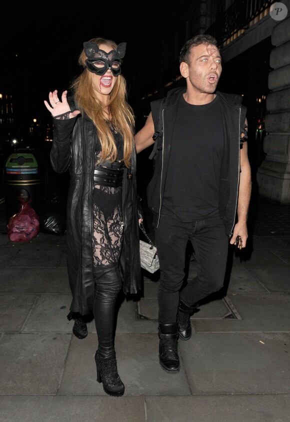 Lindsay Lohan et le photographe Mert Alas assistent à la soirée de coup d'envoi des Veuve Clicquot Widow Series, organisée par Veuve Clicquot et Nick Knight. Londres, le 28 octobre 2015.