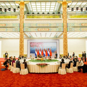 Atteinte d'une néphrite diagnostiquée le matin même, la reine Maxima des Pays-Bas participait bien, le 26 octobre 2015, au dîner d'Etat organisé à Pékin par le président Xi Jinping et son épouse Peng Luyan en l'honneur de sa visite officielle avec le roi Willem-Alexander. Le lendemain, elle était rapatriée, puis admise à l'hôpital Bronovo à La Haye. Depuis, pas de nouvelles...