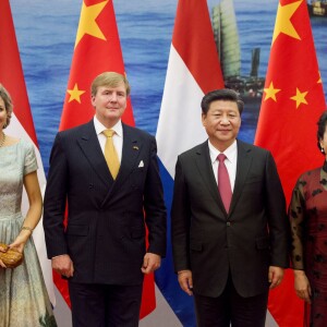 Atteinte d'une néphrite diagnostiquée le matin même, la reine Maxima des Pays-Bas participait bien, le 26 octobre 2015, au dîner d'Etat organisé à Pékin par le président Xi Jinping et son épouse Peng Luyan en l'honneur de sa visite officielle avec le roi Willem-Alexander. Le lendemain, elle était rapatriée, puis admise à l'hôpital Bronovo à La Haye. Depuis, pas de nouvelles...