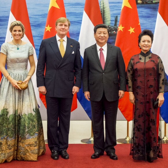 Atteinte d'une néphrite diagnostiquée le matin même, la reine Maxima des Pays-Bas participait bien, le 26 octobre 2015, au dîner d'Etat organisé à Pékin par le président Xi Jinping et son épouse Peng Luyan en l'honneur de sa visite officielle avec le roi Willem-Alexander. Le lendemain, elle était rapatriée, puis admise à l'hôpital Bronovo à La Haye. Depuis, pas de nouvelles...