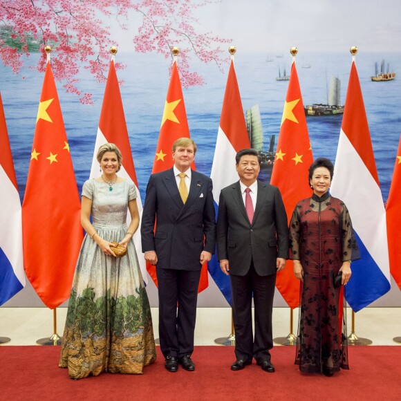 Atteinte d'une néphrite diagnostiquée le matin même, la reine Maxima des Pays-Bas participait bien, le 26 octobre 2015, au dîner d'Etat organisé à Pékin par le président Xi Jinping et son épouse Peng Luyan en l'honneur de sa visite officielle avec le roi Willem-Alexander. Le lendemain, elle était rapatriée, puis admise à l'hôpital Bronovo à La Haye. Depuis, pas de nouvelles...