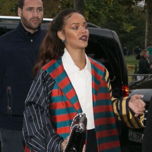 La chanteuse Rihanna arrive à la Tour Eiffel à Paris, le 4 octobre 2015.