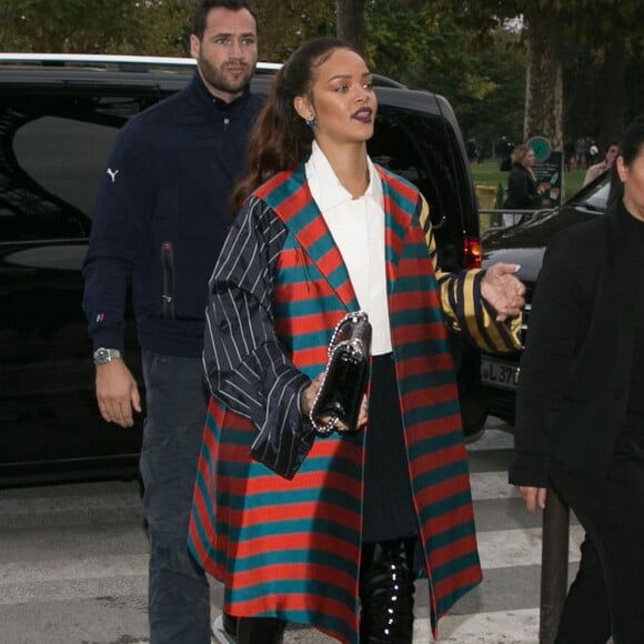 La chanteuse Rihanna arrive à la Tour Eiffel à Paris, le 4 octobre 2015.