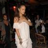 Rihanna sort d'un bar avec des amis puis se rend à l'Arc lors de la fashion week à Paris, le 3 octobre 2015.