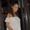 Rihanna sort d'un bar avec des amis puis se rend à l'Arc lors de la fashion week à Paris, le 3 octobre 2015.