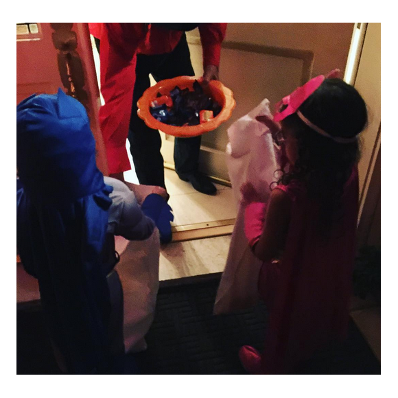 Mariah Carey fête Halloween avec ses enfants, les jumeaux Monroe et Moroccan, déguisés en Batman et Batgirl / photo postée sur Instagram.