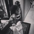 Mariah Carey fête Halloween avec ses enfants, les jumeaux Monroe et Moroccan, déguisés en Batman et Batgirl / photo postée sur Instagram.