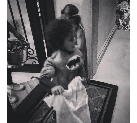 Mariah Carey fête Halloween avec ses enfants, les jumeaux Monroe et Moroccan, déguisés en Batman et Batgirl / photo postée sur Instagram.
