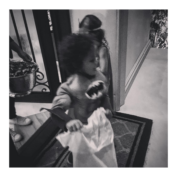 Mariah Carey fête Halloween avec ses enfants, les jumeaux Monroe et Moroccan, déguisés en Batman et Batgirl / photo postée sur Instagram.