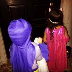 Mariah Carey fête Halloween avec ses enfants, les jumeaux Monroe et Moroccan, déguisés en Batman et Batgirl / photo postée sur Instagram.