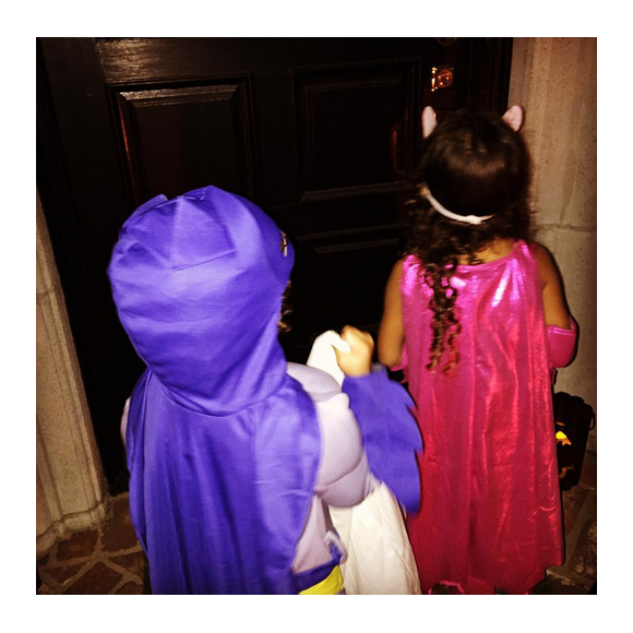 Mariah Carey fête Halloween avec ses enfants, les jumeaux Monroe et Moroccan, déguisés en Batman et Batgirl / photo postée sur Instagram.