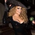 Mariah Carey déguisée en sorcière sexy fête Halloween avec ses enfants, les jumeaux Monroe et Moroccan, déguisés en Batman et Batgirl / photo postée sur Instagram.
