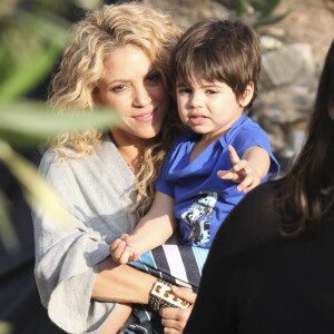 Shakira danse sur le tournage d'une publicité sur une plage en Catalogne, sous les yeux de son fils Milan, le 8 octobre 2015.