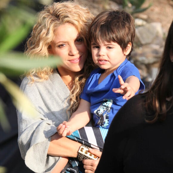 Shakira danse sur le tournage d'une publicité sur une plage en Catalogne, sous les yeux de son fils Milan, le 8 octobre 2015.