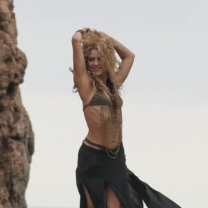 Shakira danse sur le tournage d'une publicité sur une plage en Catalogne, sous les yeux de son fils Milan, le 8 octobre 2015.