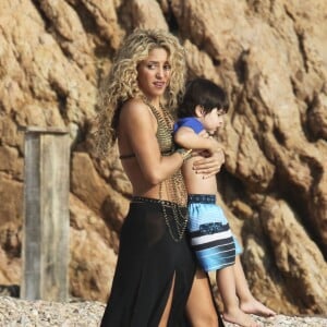 Shakira danse sur le tournage d'une publicité sur une plage en Catalogne, sous les yeux de son fils Milan, le 8 octobre 2015.