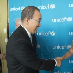 La chanteuse Shakira, ambassadrice de l'UNICEF reçue par le secrétaire général Ban Ki-moon au siège des Nations Unies à New York, le 22 septembre 2015.