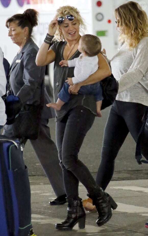 Exclusif - Prix spécial - Shakira et son fils Sasha à l'aéroport de New York le 21 septembre 2015.