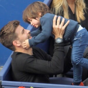 Gerard Piqué, sa compagne Shakira et leur fils Milan assistent à un match de tennis lors du "Trophée Conde Godo" à Barcelone, le 26 avril 2015.