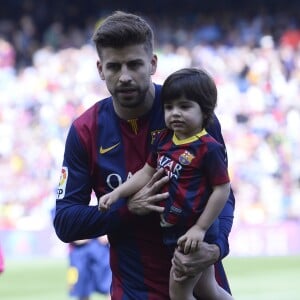 Shakira, avec ses enfants Milan (2 ans) et Sasha (3 mois), et sa belle-mère Montserrat Bernabeu, a assisté au match de football de son compagnon Gérard Piqué, Barca Vs Vanlence, à Barcelone. Le 16 avril 2015